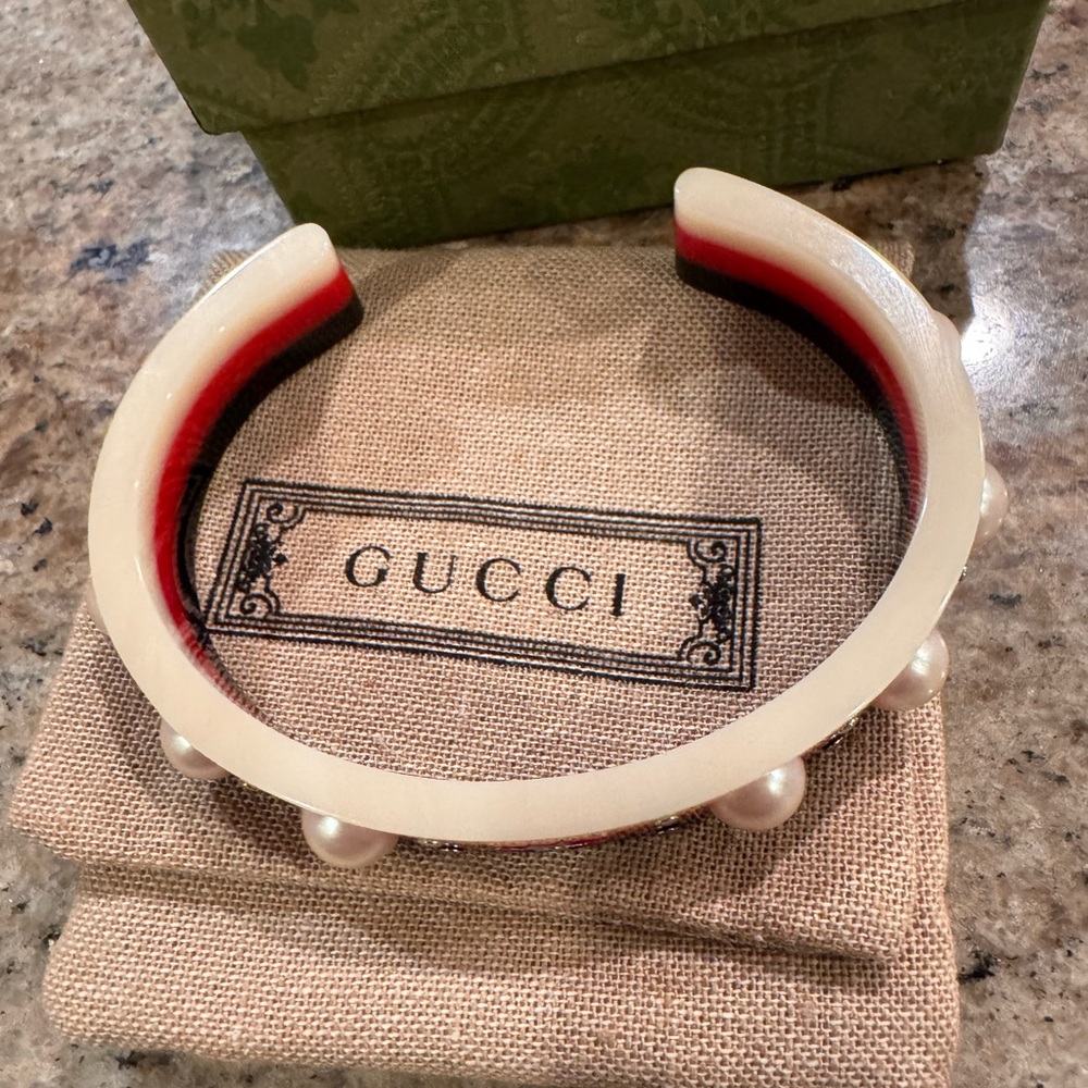 *SOLD* Gucci Bee & Pearl Resin Cuff Size L - Picture 7 of 9